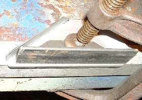 Gusset with narrow hammer flange