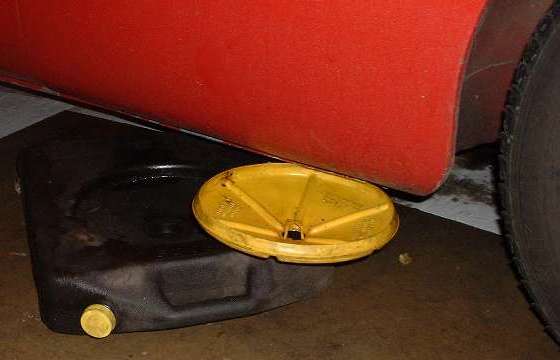 Combination oil drain pan and storage can, under car